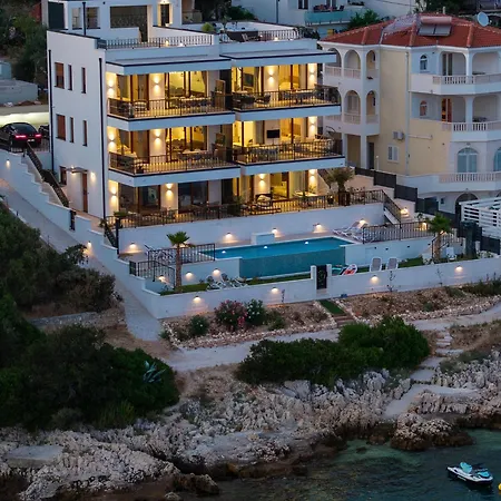 Royal Oak Beachfront Trogir 브랜지카