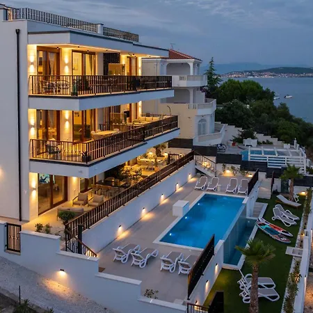 Royal Oak Beachfront Trogir Apartment *