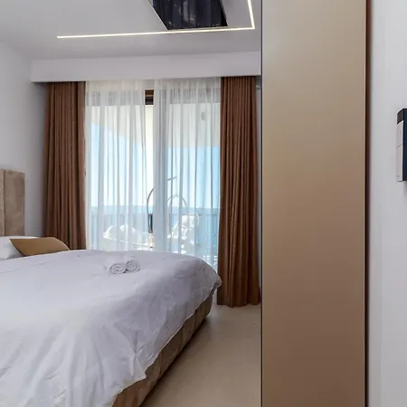 Apartment Royal Oak Beachfront Trogir *