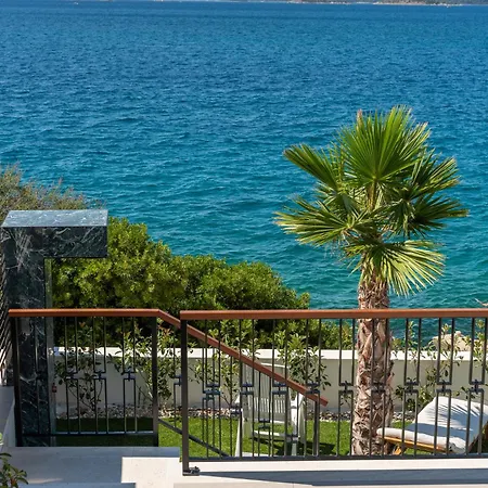 Royal Oak Beachfront Trogir Apartment *