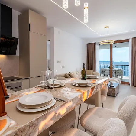 Royal Oak Beachfront Trogir شقة *