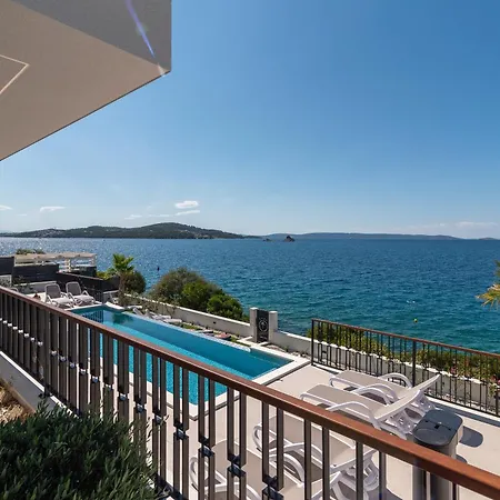 Royal Oak Beachfront Trogir * سيغيت فغانييتْسا