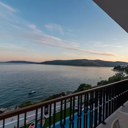Royal Oak Beachfront Trogir