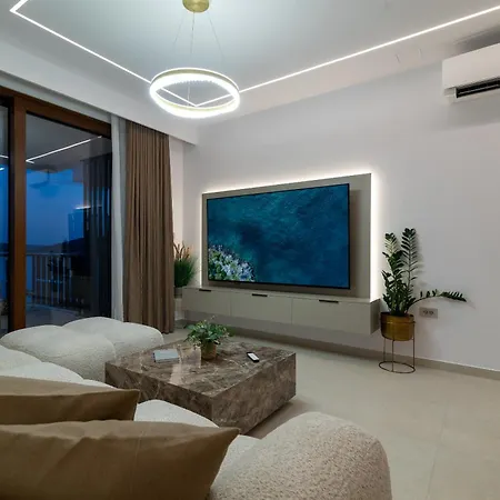 Royal Oak Beachfront Trogir Apartment *