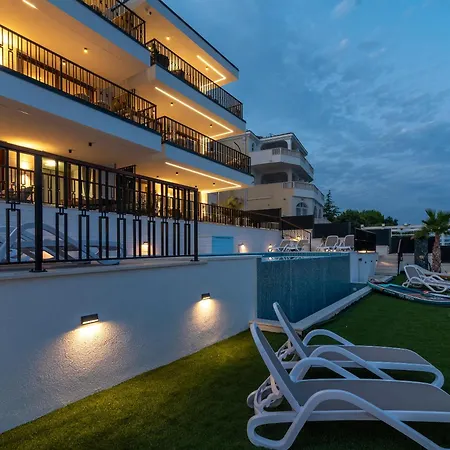 Royal Oak Beachfront Trogir 아파트 *
