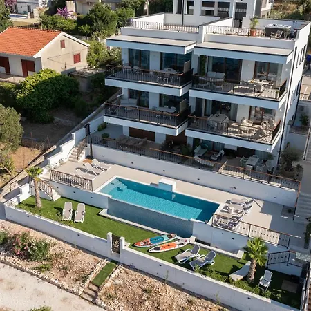 Apartment Royal Oak Beachfront Trogir *