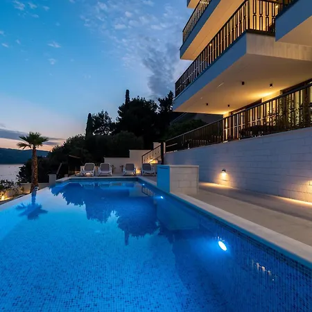 Royal Oak Beachfront Trogir 아파트 *