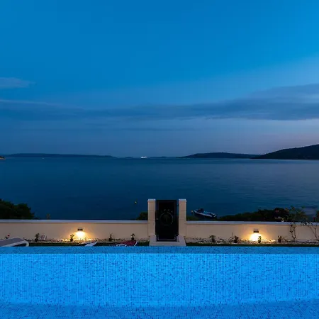 Royal Oak Beachfront Trogir Apartment *